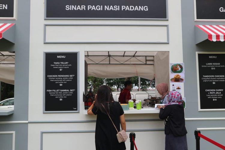 Sinar Pagi Nasi Padang di acara Streat, Singapore Food Festival 2018 di Empress Lawn atau di depan Victoria Memorial Hall, Singapura, Sabtu (14/7/2018). 
