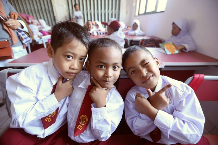 Tingkah polah murid baru kelas 1 saat hari pertama masuk sekolah, di SD Negeri Lengkong Wetan 1, Serpong Utara, Tangerang Selatan, Senin (16/7/2018). Sebanyak 120 murid baru di SDN Lengkong Wetan 1 nampak diantar oleh orangtua pada hari pertama tahun ajaran baru 2018/2019