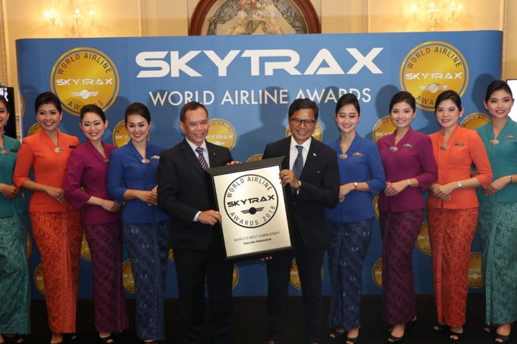 Direktur Utama Garuda Indonesia, Pahala N. Mansury, pada acara Skytrax World Airline Awards 2018 yang dilaksanakan di Langham Hotel, London bersamaan dengan ajang pameran kedirgantaraan Farnborough International Airshow 2018 di Inggris, Selasa (17/6). Turut juga menyaksikan pemberian penghargaan tersebut Direktur Layanan Garuda Indonesia, Nicodemus P. Lampe.