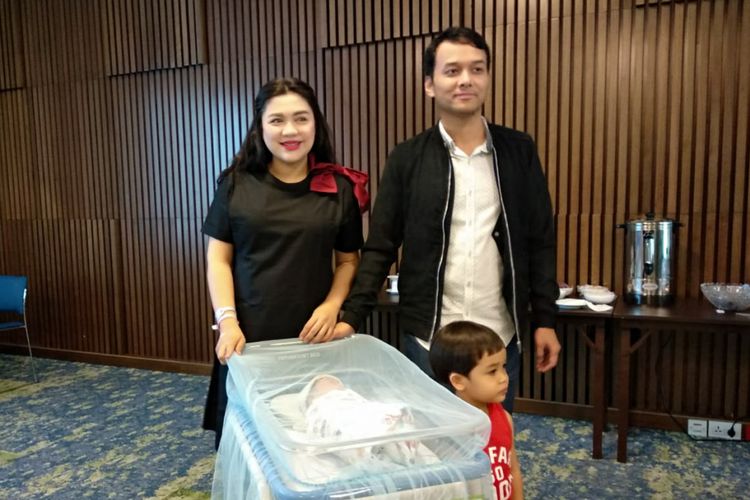 Penyanyi Vicky Shu dan sang suami, Ade Imam bersama putra mereka Abimanyu Manggala Nugroho Putro, dalam jumpa pers di Rumah Sakit Pondok Indah Bintaro, Tangerang Selatan, Selasa (17/7/2018).