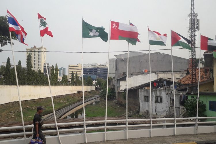 Bendera Peserta Asian Games di Pluit Dipasang Warga untuk 