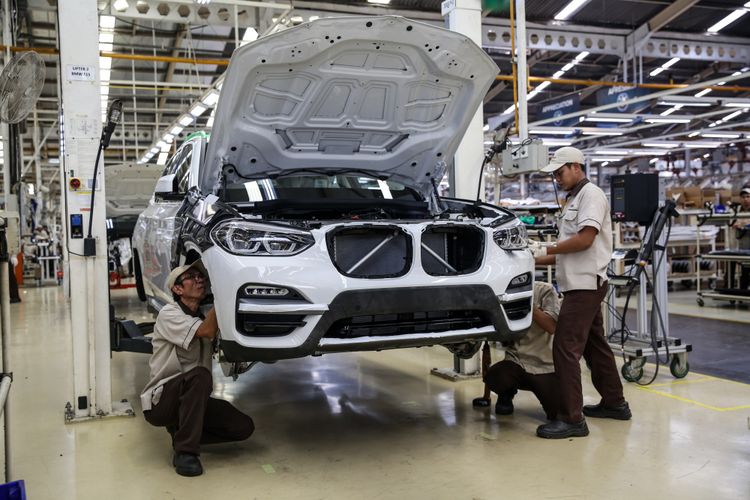 Pekerja menyelesaikan perakitan mobil All-new BMW X3 di pabrik BMW Production Network 2, PT Gaya Motor, Jakarta Utara, Rabu (18/7/2018). The All-new BMW X3 xDrive20i rakitan dalam negeri ditawarkan dengan harga Rp 1,009,000,000,- off-the-road.