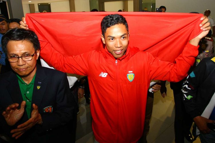 Pelari Indonesia Lalu Muhammad Zohri (kanan) membentangkan Bendera Merah Putih setibanya dari Finlandia di Bandara Internasional Soekarno Hatta, Tangerang, Banten, Selasa (17/7/2018). Zohri menjadi pelari Indonesia pertama yang menjadi juara dunia usai memenangkan atletik nomor lari 100 meter putra Kejuaraan Dunia IAAF U-20 2018 di Finlandia.