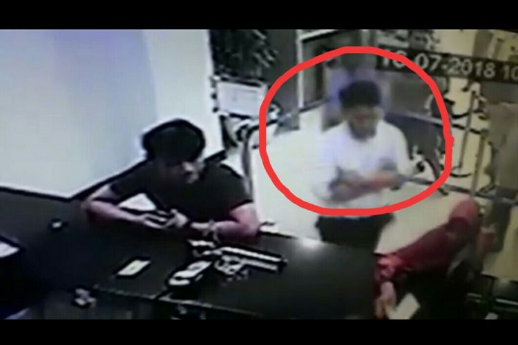 Rekaman CCTV saat pria yang mengaku berasal dari Singapura mengantarkan Hannah mencairkan uang di sebuah bank di Cipulir, Kebayoran Lama, Jakarta Selatan.