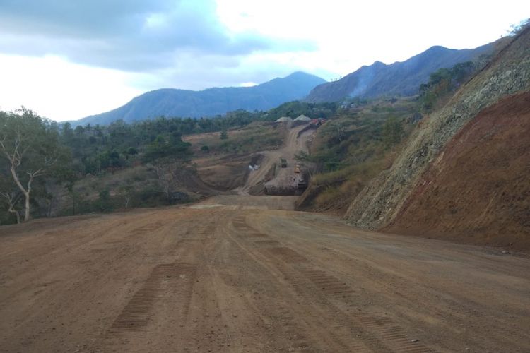 Pembangunan jalan di Motaain, Kabupaten Belu menuju Motamasin, Kabupaten Malaka, Nusa Tenggara Timur.