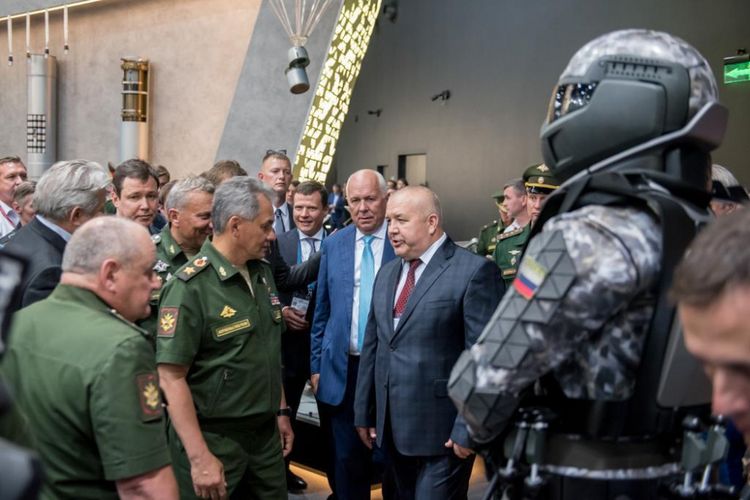 Menteri Pertahanan Rusia Sergey Shoigu (dua dari kiri) berbincang dengan CEO perusahaan pertahanan Rostec, Sergey Chemezov (paling kanan) soal kostum pasukan terbaru Ratnik di Forum Teknis-Militer Internasional di Moskwa, 23 Agustus 2017.