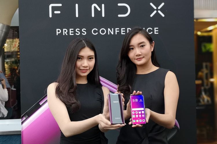 Model memamerkan smartphone Oppo Find X dalam acara peluncuran di Jakarta, Rabu (18/7/2018).