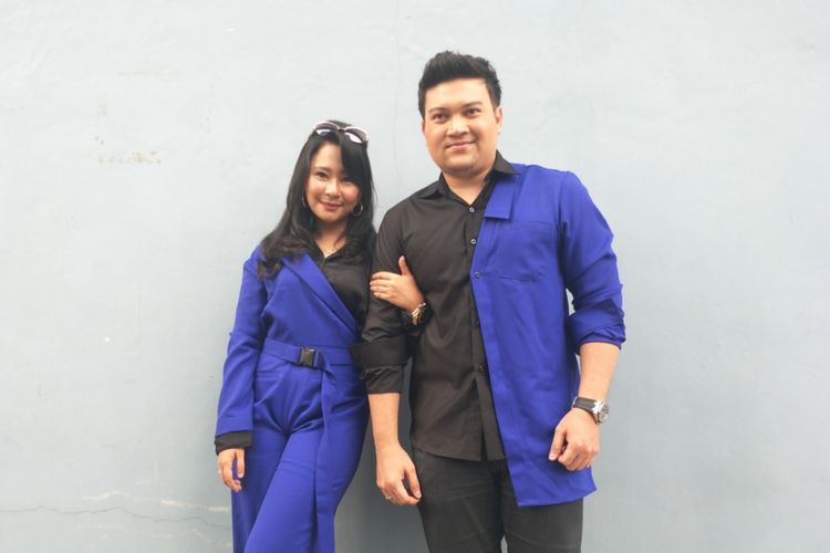 Chikita Meidy (kiri) dan suaminya Indra Bachdim setelah menjadi bintang tamu dalam program bincang-bincang di Stidio TransTV, Mampang, Jakarta Selatan, Kamis (19/7/2018).