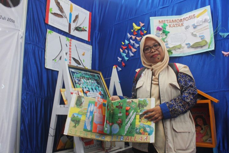 Dharmawati, Kepala Sekolah SD 037 Nunukan, menunjukkan buku dari alam yang dibuat sendiri oleh guru dan siswa dalam pameran di seminar nasional literasi kelas awal yang diselenggarakan oleh Inovasi di Universitas Borneo, Tarakan, Kaltara, Kamis (19/7/2018). 