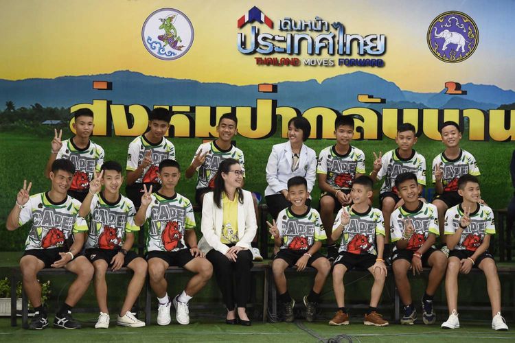 Dua belas remaja dan pelatih sepak bola Wild Boars yang berhasil diselamatkan setelah terjebak di dalam goa di Thailand, hadir dalam konferensi pers di Chiang Rai, Thailand, Rabu (18/7/2018).