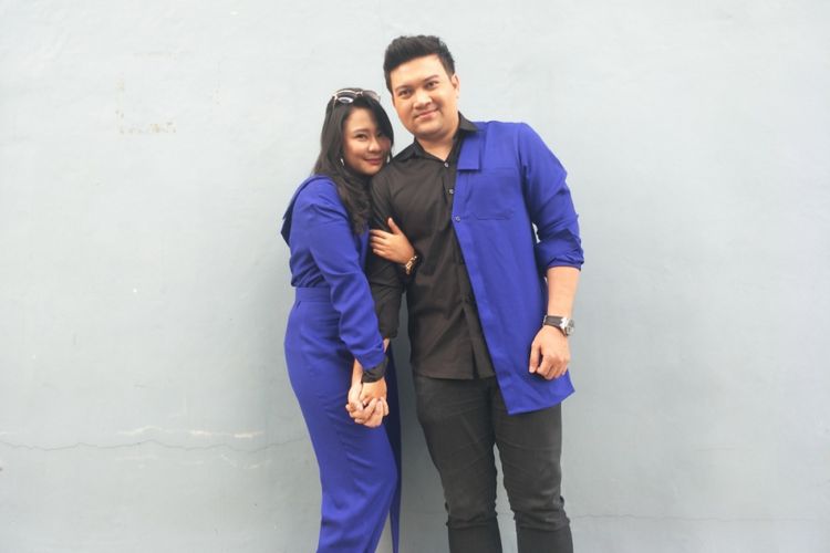 Chikita Meidy (kiri) dan suaminya Indra Bachdim setelah menjadi bintang tamu dalam program bincang-bincang di Stidio TransTV, Mampang, Jakarta Selatan, Kamis (19/7/2018).