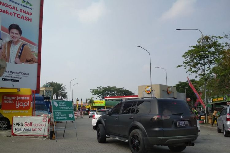 Densus 88 menangkap terduga teroris di Rest Area KM 57 tol Jakarta-Cikampek, Kamis (19/7/2018).