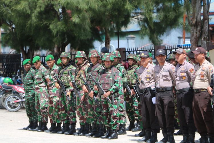 Aparat keamanan saat mengikuti apel kesiapan pengamanan pilkada Paniai 25 Juli mendatang