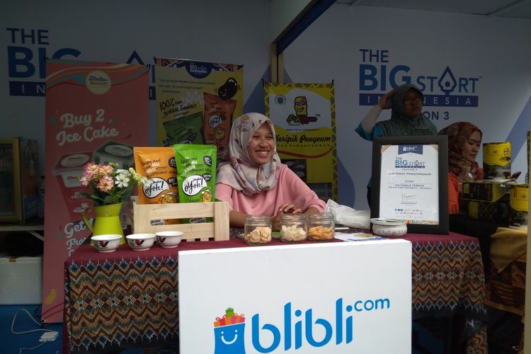 Imas Mintarsih, produsen keripik jengkol Oyoh De Kerupuk Jengkol ketika ditemui Kompas.com di acara Roadshow The Big Start Indonesia di kawasan Cihampelas, Bandung, Sabtu (21/7/2018).