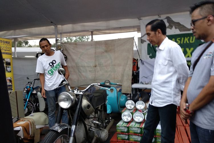 Presiden Jokowi mengunjungi Otobursa Tumplek Blek 2018 di Gambir Expo Kemayoran Minggu (22/7/2018)