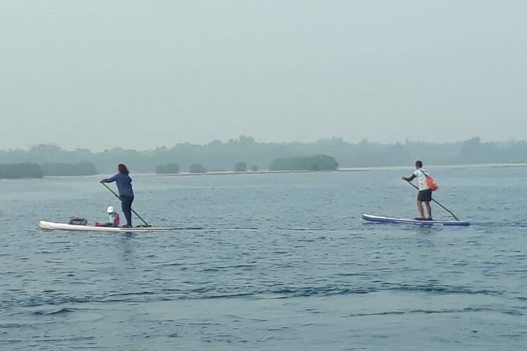 Menteri Kelautan dan Perikanan Susi Pudjiastuti menikmati laut Pulau Pari pada Minggu (22/7/2018).