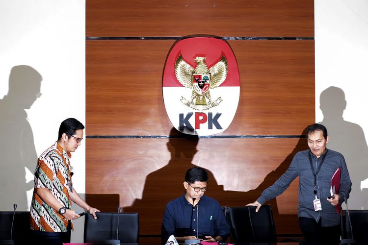 Wakil Ketua KPK Laode M Syarif (tengah) dan Saut Situmorang (kanan) bersama Juru Bicara KPK Febri Diansyah bersiap memberikan keterangan perihal operasi tangkap tangan di Lapas Sukamiskin, di Gedung KPK, Jakarta, Sabtu (21/7/2018). KPK menetapkan empat orang tersangka yaitu Kalapas Sukamiskin Wahid Husen, staf Lapas Hendri Saputra sebagai penerima suap, Fahmi Darmawansyah terpidana korupsi, dan Andri Rahmad terpidana umum sebagai pemberi suap, dengan barang bukti berupa uang senilai Rp 279.920.000 dan USD 1.410, serta satu unit mobil Mitsubishi Triton Exceed dan satu Unit Mitsubishi Pajero Sport Dakkar.