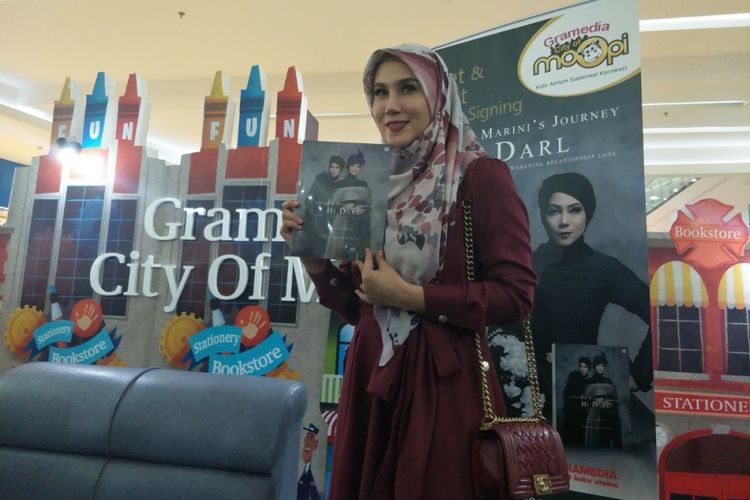 Marini Zumarnis dalam meet and greet dan book signing bukunya, Hi Darl, di Supermal Karawaci, Tangerang, Minggu (22/7/2018).
