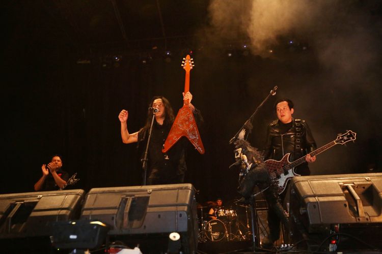 Aksi panggung band Koil saat tampil di acara Hammersonic Jakarta International Metal Festival 2018, Marina Ancol, Jakarta Utara, Minggu (22/7/2018). Hammersonic festival kali ini mengusung tema Metalveva Jayamahe, yang artinya (dalam metal kita bersatu), Sejumlah band metal dan punk meramaikan acara ini diantaranya In Flames,  Escape  The Fate, Forgotten, Dead Kennedys, Koil dan lain-lain.