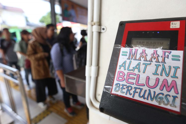 Sejumlah penumpang antre membeli tiket kertas di Stasiun Rawabuntu, Kota Tangerang Selatan, Banten, Senin (23/7/2018). Antrean panjang yang terjadi di seluruh stasiun KRL karena adanya perbaikan sistem e-ticketing yang dilakukan PT Kereta Commuter Indonesia (KCI).