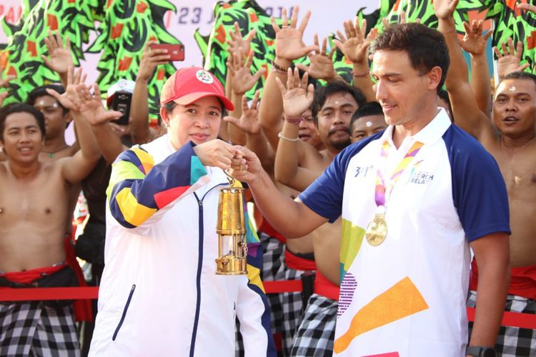 Menko Puan Maharani menerima api Asian Games dari Hamish Daud di Bali, Senin (23/7/2018)