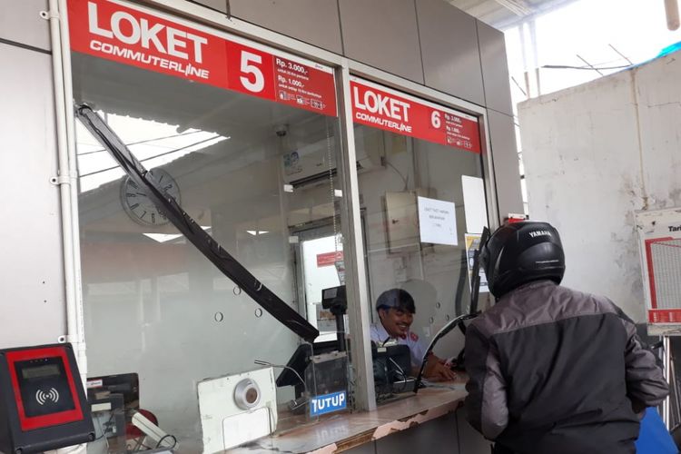 Kaca Stasiun Depok Yang Retak, di Stasiun Depok, Pancoran Mas, Depok, Senin (23/7/2018).