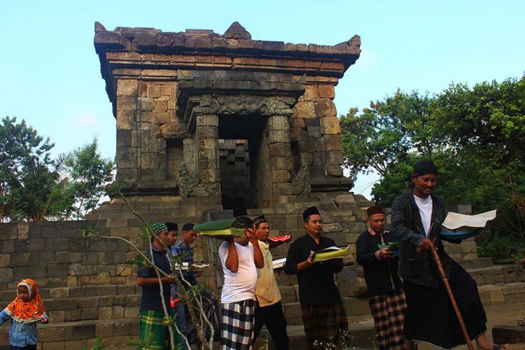 Warga Dusun Badut, Kelurahan Karangbesuki, Kecamatan Sukun, Kota Malang menggelar bersih desa di Candi Badut, Minggu (22/7/2018). Ritual adat bersih desa itu dilaksanakan setiap tahun sekali, yakni pada Senin Wegi, Bulan Selo menurut penanggalan Jawa, sebagai ekspresi rasa syukur warga atas nikmat yang didapatnya.