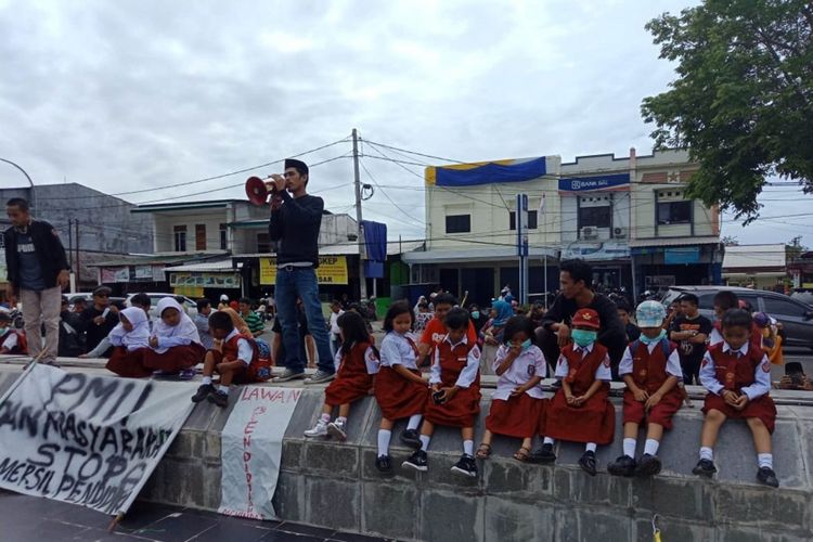 Aksi unjuk rasa yang melibatkan 36 murid SD di depan DPRD Palopo disesalkan LPPA Palopo, Senin (23/7/2018)