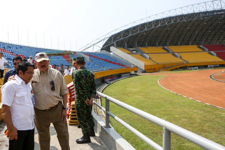 Gubernur Sumsel Alex Noerdin meninjau pengerusakan kursi di stadion Glora Jakabaring Palembang, Senin (23/7/2018)