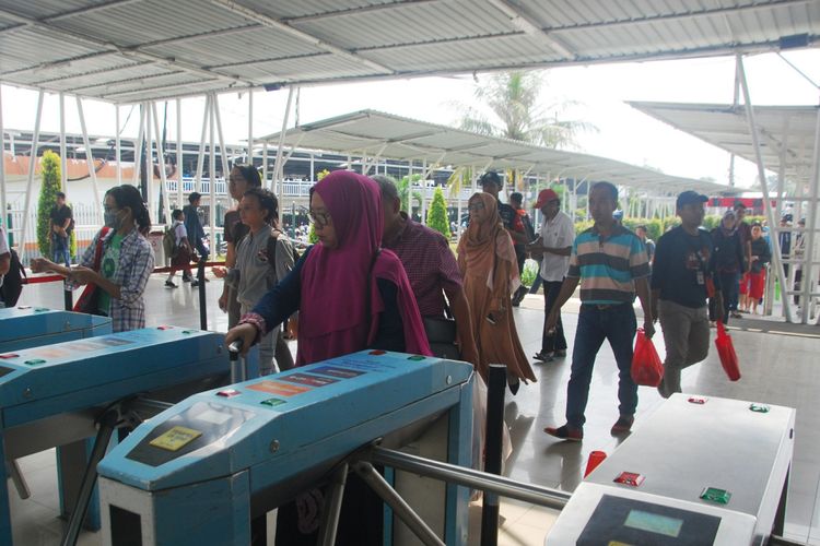 Sejumlah penumpang melewati gate ticket di Stasiun Bogor, Senin (23/7/2018).