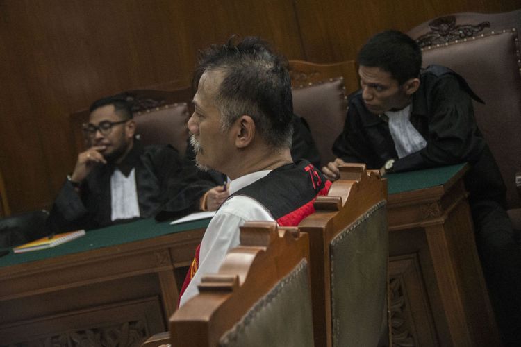 Aktor senior Tio Pakusadewo (tengah) menjalani sidang putusan kasus penyalahgunaan narkotika di Pengadilan Negeri Jakarta Selatan, Jakarta, Selasa (24/7). Majelis Hakim memvonis Tio Pakusadewo dengan hukuman sembilan bulan masa tahanan dan enam bulan rehabilitasi.