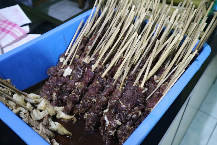 Olahan daging sapi yang di marinate bumbu rempah bercampur gula aren khas di Sate Pak Kempleng bu Hartini, Ungaran, Kabupaten Semarang, Jumat (20/7/2018).