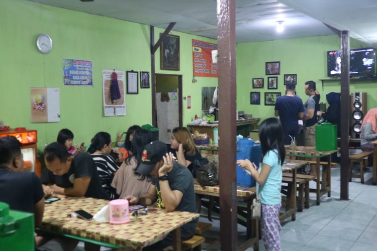 Suasana rumah makan Sate Pak Kempleng bu Hartini, Ungaran, Kabupaten Semarang, Jumat (20/7/2018).