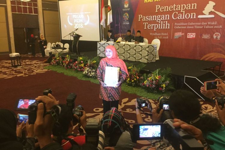 Khofifah Indar Parawansa bersuka cita setelah menerima SK dari KPU Jatim yang menetapkan dirinya sebagai gubernur Jatim terpilih dalam Pilgub Jatim 2018, di Wyndham Hotel, Surabaya, Selasa (24/7/2018)