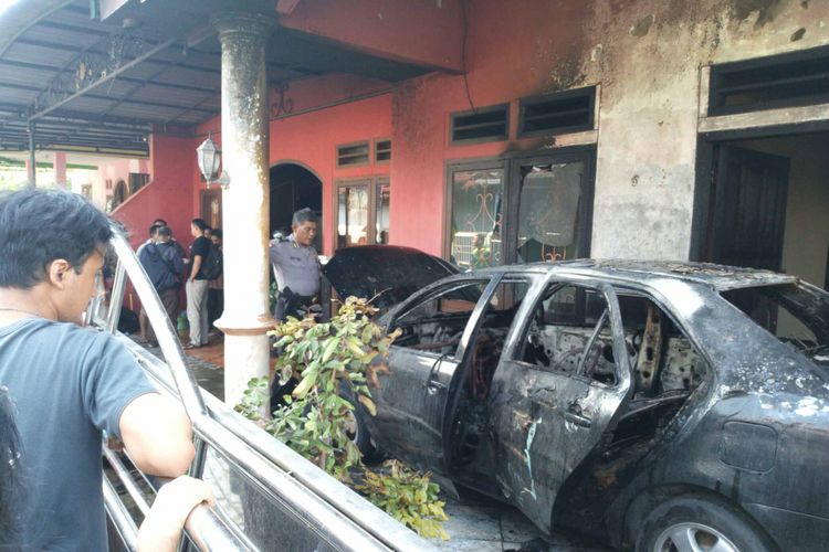 Sebuah mobil yang diparkir di teras sebuah rumah di Jalan Jalak 2 Kuncen Lama RT 12 RW I, Ungaran, Kabupaten Semarang, Selasa (24/7/2018) siang terbakar dan nyaris menghabiskan seluruh rumah.