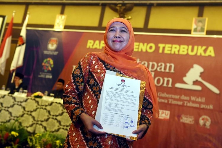 Gubernur Jawa Timur terpilih Khofifah Indar Parawansa menunjukkan berita acara yang diterimanya dari KPU Jatim saat rapat pleno terbuka penetapan pasangan calon terpilih pada Pilgub Jawa Timur 2018 di Surabaya, Jawa Timur, Selasa (24/7). KPU Jawa Timur menetapkan Khofifah Indar Parawansa dan Emil E Dardak sebagai Gubernur dan Wakil Gubernur terpilih Pilgub Jawa Timur 2018. ANTARA FOTO/Zabur Karuru/foc/18.