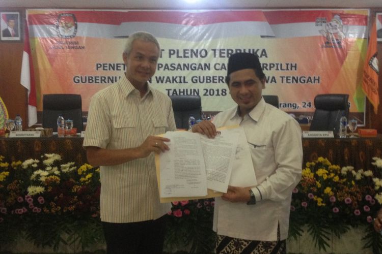 Ganjar Pranowo dan Taj Yasin memang surat keputusan dari KPU Jawa Tengah seusai sidang pleno penetapan pasangan calon terpilih, Selasa (24/7/2018).
