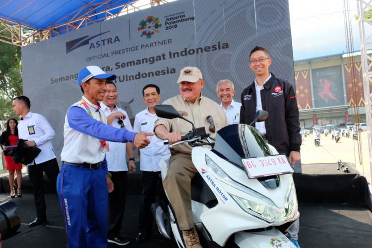Penyerahan 50 unit Honda PCX dari Astra Motor Sumsel kepada panitia penyelenggara Asian Games 2018 Palembang, di Jakabaring Sport City, Senin (23/7/2018). Secara simbolis, penyerahan dilakukan oleh Kepala Wilayah Astra Motor Sumsel, Ronny Asgustinus kepada Gubernur Sumatera Selatan Alex Noerdin.