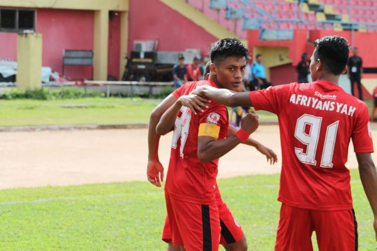 Pemain Semen Padang melakukan selebrasi usai cetak gol ke gawang PSPS