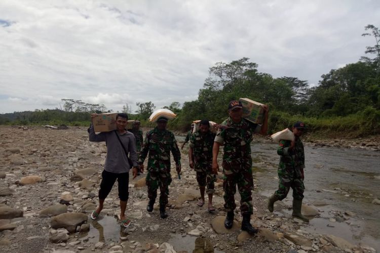 Tim dari Korem 1502 Masohi membawa bantuan bahan pangan kepada ratusan warga suku Mausu Ane di pedalaman Pulau Seram, Maluku Tengah yang terkena bencana kelaparan, Selasa (24/7/2018)