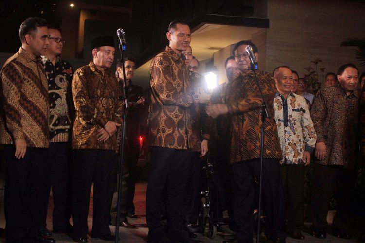 SALAMI AHY  Ketua Umum Partai Gerindra Prabowo Subianto menyalami Komandan Kogasma Partai Demokrat Agus Harimurti Yudhoyono seusai memberi pernayataan bersama dengan Ketua Umum Partai Demokrat Susilo Bambang Yudhoyono seusai bertemu di rumah SBY di Kuningan, Jakarta Selatan, Selasa (24/7/2018) malam. Warta Kota/Henry Lopulalan