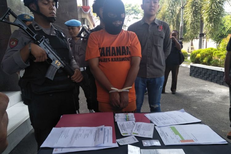 AR (42), seorang tukang ojek di Karawang dibekuk polisi lantaran menipu 20 pencaker, Rabu (25/7/2018).