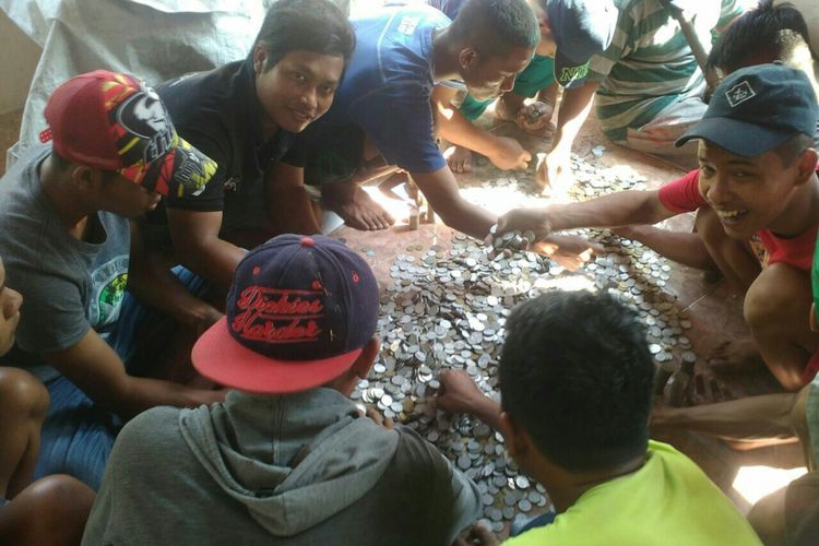 Warga menghitung uang tabungan Mbah Legi terdiri pecahan koin dan uang di Dusun Dipan, Desa Troketan, Kecamatan Pedan, Klaten, Jawa Tengah.