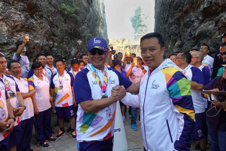 Direktur Enterprise & Business Service Telkom Dian Rachmawan (kiri) bersama dengan Menteri Pemuda dan Olah Raga RI Imam Nahrawi (kanan) saat acara Torch Relay Asian Games 2018 Jakarta-Palembang di Kawasan Garuda Wisnu Kencana, Bali (24/7).