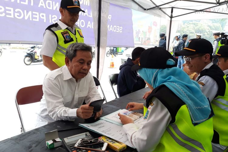 Anggota DPR Komisi VII dari Fraksi Gerindra Kardaya Warnika terkena razia wajib pajak kendaran di Jalan DI Pajaitan, Jakarta Timur, Rabu (25/7/2018).