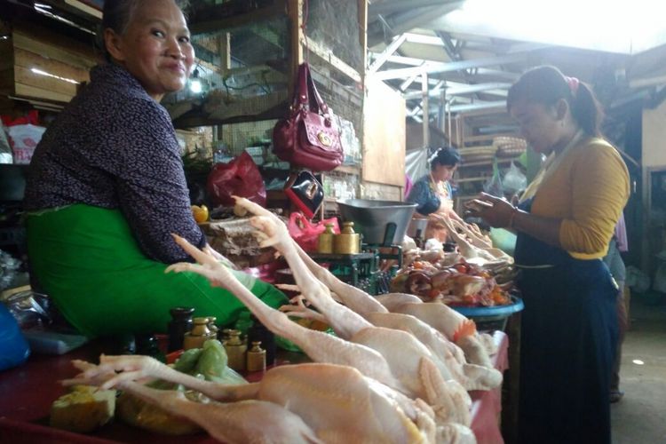 Salah satu pedagang daging ayam di pasar Muntilan Kabupaten Magelang, Rabu (25/7/2018).