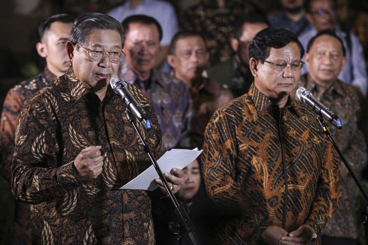 Ketua Umum Partai Demokrat Susilo Bambang Yudhoyono (kiri) bersama Ketua Umum Partai Gerindra Prabowo Subianto (kanan) menyampaikan keterangan pers seusai melakukan pertemuan tertutup di kawasan Mega Kuningan, Jakarta, Selasa (24/7). Pertemuan tersebut menyepakati kesamaan visi dan misi sebagai dasar untuk membangun koalisi dalam Pilpres 2019.