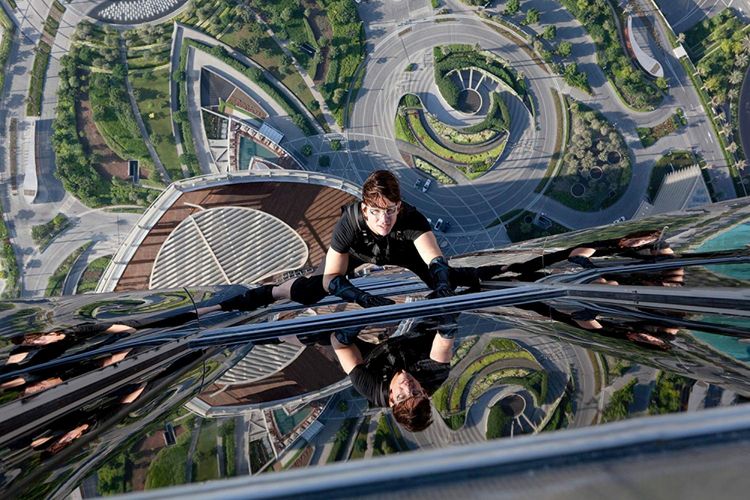 Aktor Tom Cruise memanjat dinding bangunan tertinggi dunia Burj Khalifa dalam film Mission: Impossible - Ghost Protocol.