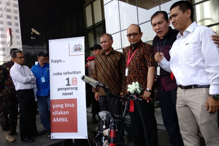 Penyidik KPK Novel Baswedan mendapat sambutan di hari pertama kerja di Gedung KPK Jakarta, Jumat (27/7/2018).