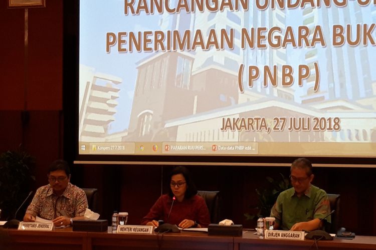 Jajaran pejabat Kementerian Keuangan dan Menteri Keuangan Sri Mulyani Indrawati ketika memberikan keterangan pers terkait Rancangan Undang-Undang Penerimaan Negara Bukan Pajak (PNBP) di Gedung Kementerian Keuangan, Juma (27/7/2018).